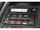 フルオートエアコンが装備されています!お好みの温度設定をするだけでエアコンの風量やモードの切り替えを自動でコントロールしてくれます!ユーザーの操作が少なく燃費走行にもつながります!