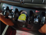 【スタートボタン】リモコンキーを持っているだけで起動可能なスタートボタン。オートスタート/ストップ機能も装備しており燃料消費量の軽減に貢献します。