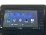 地上デジタル放送やFM、AM、Bluetoothなど、複数の音源が画面に並びます。使いたいソースを選びやすく、音楽やラジオを楽しむ日常の移動を便利にサポートします。