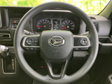 手元にボタン類を備え、運転姿勢を保ちながら必要な操作にアクセスしやすい仕様です。メーターの視認を妨げにくい配置で、毎日の移動を便利にサポートします。