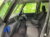 前席は視界を遮りにくい開放的な配置で、運転席側まで見通しやすい室内です。シートは落ち着いた色合いで、ゆとりある足元とともに、日常の移動を快適にお過ごしいただけます。