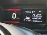 速度や走行に関する情報がまとまって表示され、運転中も必要な表示を確認しやすいレイアウトです。画面内の案内も見やすく、日々の移動を支える使い勝手に配慮されています。