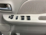 【運転席ドアスイッチ回り】パワーウィンドー[ロック機構]・電動格納式リモコンドアミラースイッチがまとまっているので操作しやすいです。
