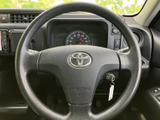 手になじみやすい形状のステアリングで、運転席からメーター類を確認しやすい配置です。握る位置が分かりやすく、日々の運転操作を自然に行えます。車内で過ごす時間にも安心感を添えます。