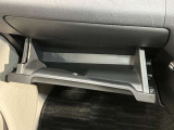 【グローブボックス】容器がせり出してくるバケットタイプ!一目で中身を把握でき、取り出しやすさにも優れます!