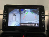 前後左右4つのカメラで、上から見たような映像をお届け、駐車時も安心、アラウンドビューモニター付(肉眼では確認し辛い左前の映像に切り替えることも可能です)。