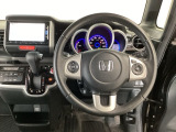【ハンドル】運転にかかわる様々な操作を安全に行えるように視点移動が少なく操作性に配慮されたスイッチ類が凝縮されたコックピットです。