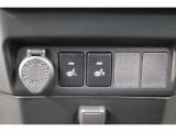 運転席と助手席には寒い日の肩や腰、冷えやすい下肢を温めてくれるシートヒーターが付いております!
