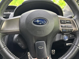 手元に複数のスイッチがまとまり、運転姿勢を大きく変えずに操作しやすい配置です。表示も見分けやすく、必要な機能を確認しながら扱えるため、日々の運転を支えます。