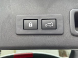【パワーバックドア】スマートキーや運転席のボタンを押すだけでリアゲートが自動で開閉します!荷物を持っている時や、高い位置にあるバックドアを閉める際に便利な機能です♪