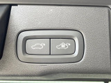 【パワーバックドア】スマートキーや運転席のボタンを押すだけでリアゲートが自動で開閉します!荷物を持っている時や、高い位置にあるバックドアを閉める際に便利な機能です。