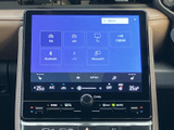 画面上にFM・AM・TVやBluetoothなどのメニューが並び、使いたい項目を見つけやすい表示です。オーディオの選択や空調の確認も画面上で行え、日常の車内操作をまとめてサポートします。