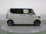 狭い駐車場でも乗降しやすい、両側スライドドアです。