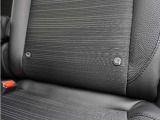 ◆ISOFIX◆シートベルトいらずでチャイルドシートと固定金具を連結するだけでガッチリ固定できます。