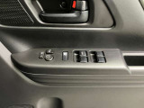 【運転席ドアスイッチ回り】パワーウィンドー[ロック機構]・電動格納式リモコンドアミラースイッチがまとまっているので操作しやすいです。