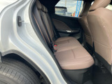 後席は座面と背もたれにゆとりを感じるつくりで、同乗者にも落ち着いて過ごしていただける空間です。窓から外の様子も確認しやすく、ブラウン系のシートが車内に穏やかな統一感を添えます。