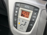 【オートエアコン】一度お好みの温度に設定すれば、車内の温度を検知し風量や温度を自動で調整。暑い&hellip;寒い&hellip;と何度もスイッチ操作をする必要はありません。快適な車内空間には必須の機能ですね♪