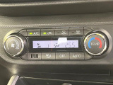 【オートエアコン】一度お好みの温度に設定すれば、車内の温度を検知し風量や温度を自動で調整。暑い&hellip;寒い&hellip;と何度もスイッチ操作をする必要はありません。快適な車内空間には必須の機能ですね♪