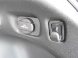★アクセサリーソケット★ラゲッジスペースには12Vの電源ソケットが設置されており、アウトドアでも活躍します!隣にはコンビニフックも装備されていますので、買い物袋などを吊り下げておくに便利です!
