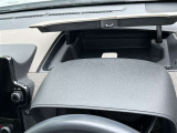 運転席側にも小物入れが付いていて収納に役立ちます。