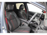 NISMO専用シート地(専用ファブリック/合皮コンビ、レッドステッチ)