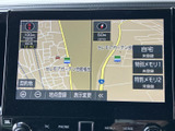 地図上に現在地周辺の道路や施設が表示され、縮尺の確認や地点登録なども画面から行えます。目的地までのルート確認や、周辺を調べたい時に便利です。