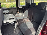 運転席と助手席の背面にシートバックテーブルを装備。
