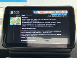 停車中にテレビ番組を視聴でき、画面上で内容を確認しながらひと息つけます。文字情報も表示されており、休憩時間を過ごす際にも便利な装備です。