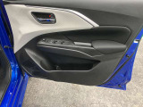 【運転席ドア】ドリンクホルダーと収納ポケットがあります。