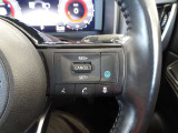 【プロパイロット】搭載。高速道路同一車線内走行時に、ステアリング、アクセル、ブレーキ操作をクルマがサポート。ドライバーの負担を軽減します。