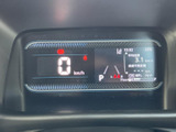 速度やシフト位置、燃費などの情報がまとまって表示され、運転に必要な内容を確認しやすいメーターまわりです。表示が見やすく、日々の運転状況の把握に役立ちます。