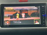 テレビ番組を停車中に楽しめる画面を装備。映像と音声が画面に表示され、目的地での休憩時間などにも活用できます。画面脇には操作ボタンが並び、視聴時に必要な操作を手元で行いやすい配置です。