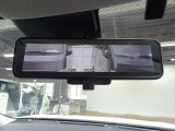 【スマートルームミラー】後方の映像を高精細モニターに映し出し、荷物や乗員で視界が遮られても安全に確認可能。夜間や雨天でもクリアな視界を確保する先進装備です。