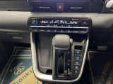 操作しやすいATシフトです♪シフトチェンジを気にしなくていいので運転だけに集中できますね!自然と手に届くところにある、手になじむ形状のシフトノブがいいですね♪
