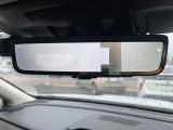 【スマートリヤビューミラー】後席の大きな荷物や同乗者で後方が確認しづらい時でも安心!カメラが撮影した車両後方の映像をルームミラー内に表示。クリアな視界で状況の確認が可能です!