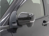 ◆ドアミラーウインカー◆ドアミラーにウインカーを装備しています。対向車に自身の進行方向を合図し安全に運転できます。