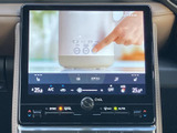 停車中に映像やテレビを視聴でき、休憩時間や待ち合わせの合間にも活用いただけます。画面には映像が表示され、同じ画面上で空調の状態も確認できるため、停車時の車内時間を快適に過ごせます。
