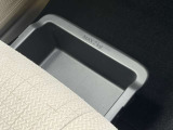 助手席シート下にはアンダーボックス装備です。