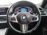 BMWのステアリングのリムは、一般的なものより少し太めにデザインされています。 これはタイヤやステアリングシャフトなどを介して伝わる路面からの入力を、しっかりと把握するためです。