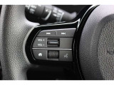 ハンドル左部分でオーディオ操作が可能です。運転中でも目線をずらさずに運転に集中できます。
