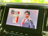 テレビ放送を表示できる画面を備え、停車中に映像を視聴したい場面で活用できます。画面内の表示も確認しやすく、お出かけ先での休憩時間などに便利なエンターテインメント装備です。