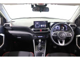 水平基調でスッキリと視界が良く、タブレットを置いたようなナビ画面が先進的な運転席廻りです。必要なものだけが適切に配置され、直感的に操作しやすいスマートなデザインになっています。