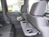 シートバックテーブルが両側に付いてます。休憩時に車内でのお食事が楽しく出来ますね!