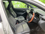 前席は視界が広く、運転席と助手席の間にもゆとりを感じるレイアウトです。シートの形状や肘掛けがくつろぎを支え、乗り降りの際にも室内を見渡しやすい空間です。