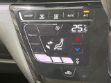 【オートエアコン】一度お好みの温度に設定すれば、車内の温度を検知し風量や温度を自動で調整。暑い&hellip;寒い&hellip;と何度もスイッチ操作をする必要はありません。快適な車内空間には必須の機能ですね♪
