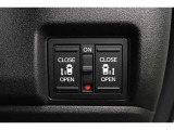 両側電動スライドドアはドアの直接操作以外にも運転席からのスイッチ操作やリモコン操作でも開閉が可能!狭い駐車場などでもドアの開閉が楽々・安心ですね!