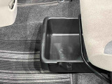 靴などが収納できる便利な助手席シートアンダートレイが付いてます
