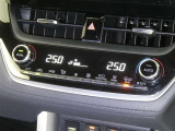 【オートエアコン】車内温度を感知して自動で温度調整をしてくれるのでいつでも快適な車内空間を創り上げます!どの席に座っても快適なドライブが楽しめます♪