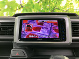 停車中にテレビ番組を視聴できる画面を備えています。待ち時間などに映像を楽しめる便利な装備で、画面上の表示も見やすく、車内で過ごす時間に活用できます。