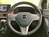 手になじみやすい形状で、運転席から自然に握りやすいステアリングです。中央部にはエアバッグの表示があり、周囲のスイッチ類も手元に配置。毎日の運転を落ち着いてサポートします。
